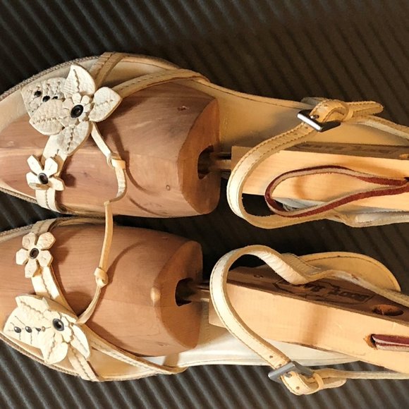 Prada white strappy flowered sandals 8 1/2 - Picture 5 of 6